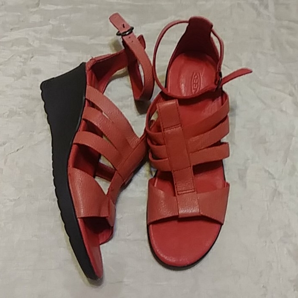 keen wedge sandals